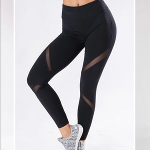 NWT Mono B cross mesh legging